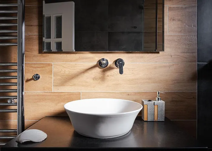 Aniv By The Sea * Kini